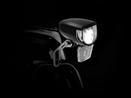 LAMPA ROWEROWA PRZEDNIA NA DYNAMO Z PODTRZYMANIEM ŚWIECENIA 25 LUX 60 Lumen