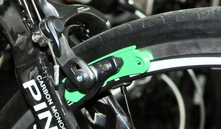 PRZYRZĄD DO USTAWIANIA KLOCKÓW HAMULCA SZCZĘKOWEGO