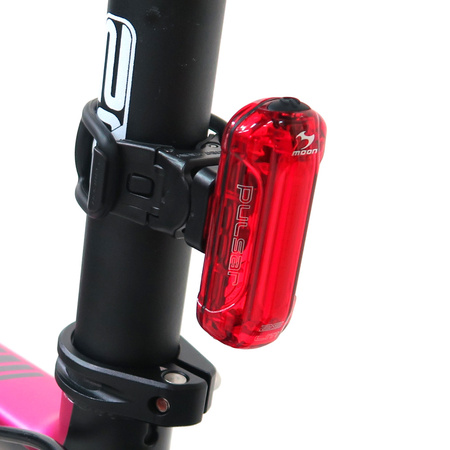 Lampka Rowerowa Tylna MOON PULSAR 25 lm Na Baterie AAA Świeci do 150 godzin
